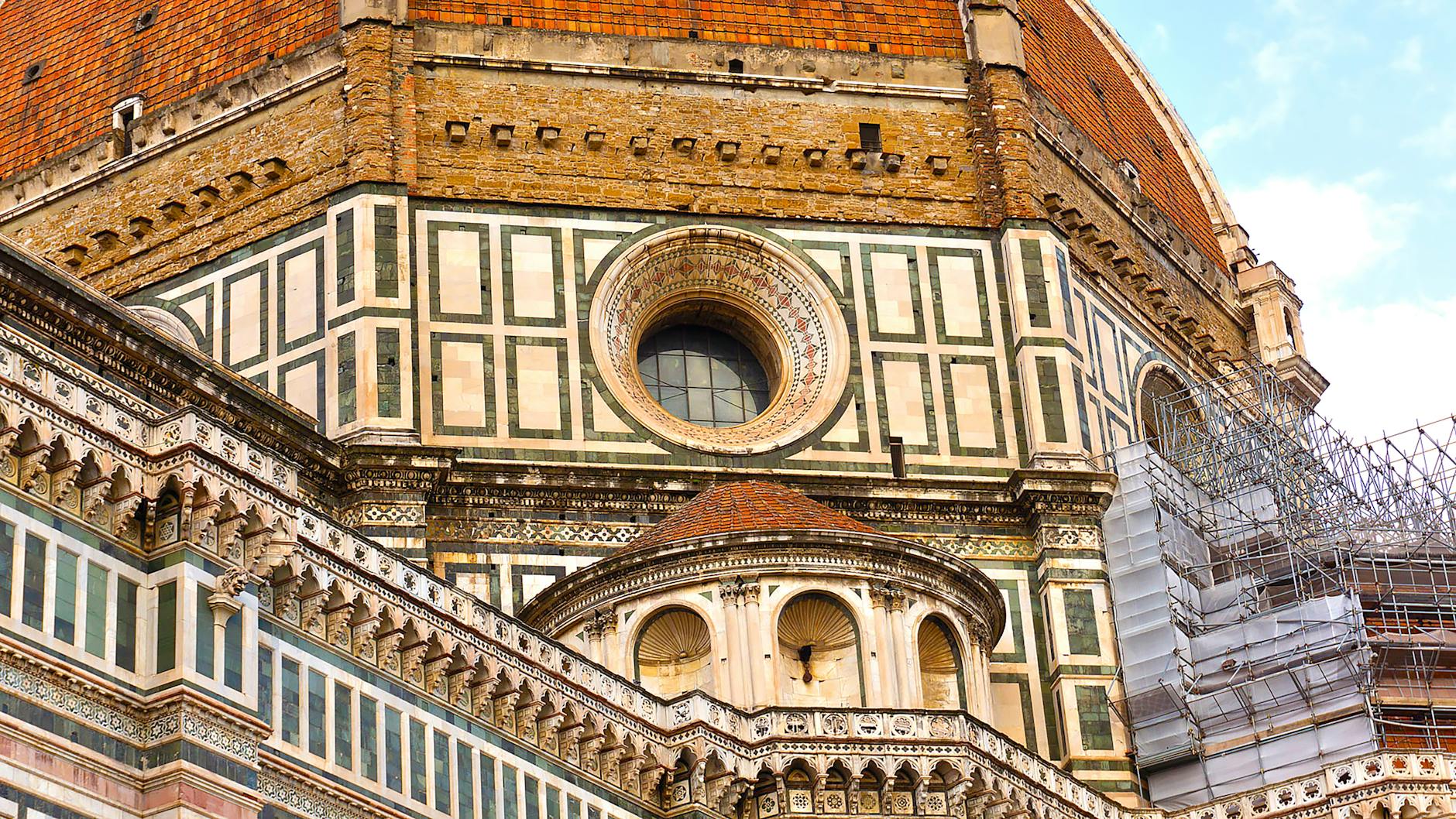 Jak wejść na kopułę Brunelleschiego: rezerwacje, schody i widoki Detaliczna fasada katedry Santa Maria del Fiore we Florencji